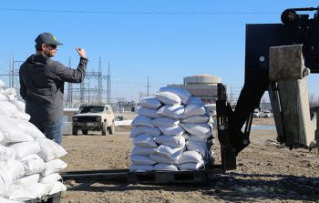 WEA_2019 Flood_sandbag directing