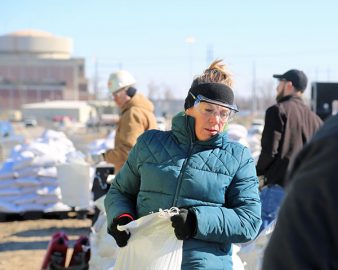 WEA_2019 Flood_sandbag woman